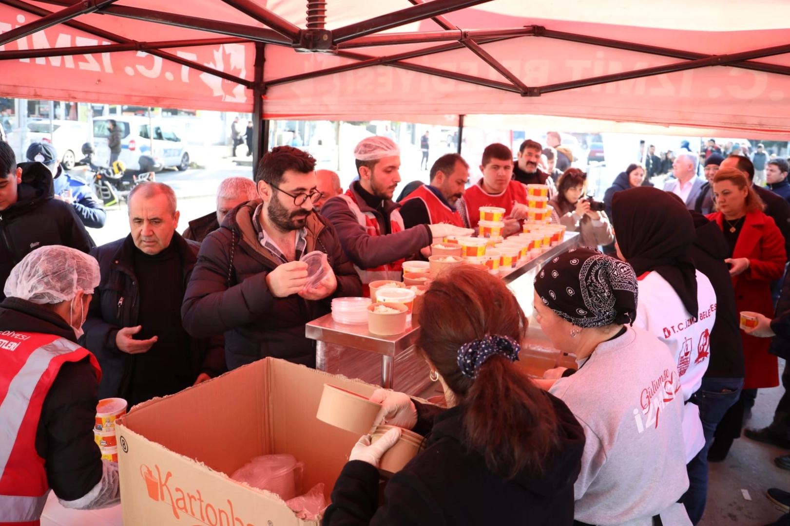 İzmit Darıca'da sıcak yemek hizmetine devam